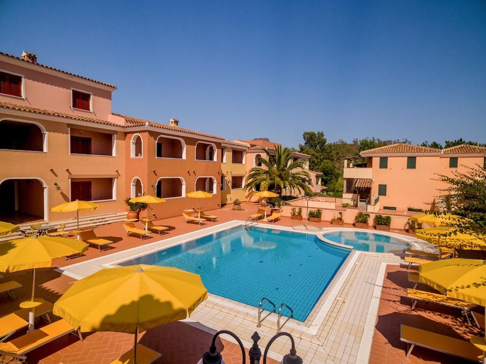 Residence Sos Alinos Cala Liberotto Bagian luar foto