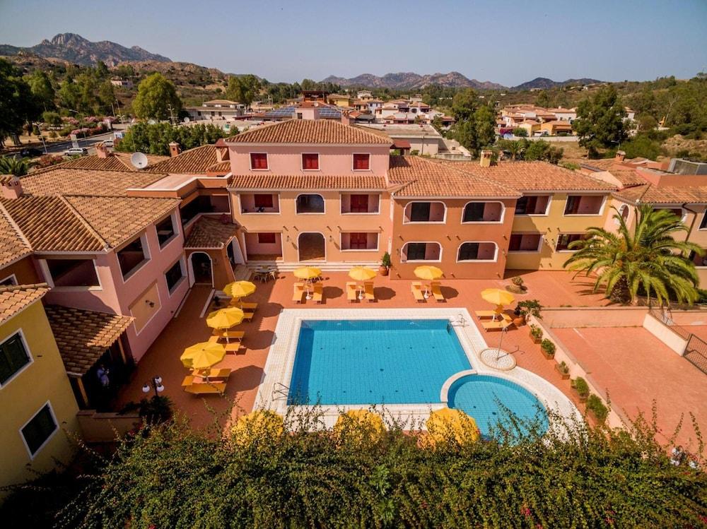 Residence Sos Alinos Cala Liberotto Bagian luar foto