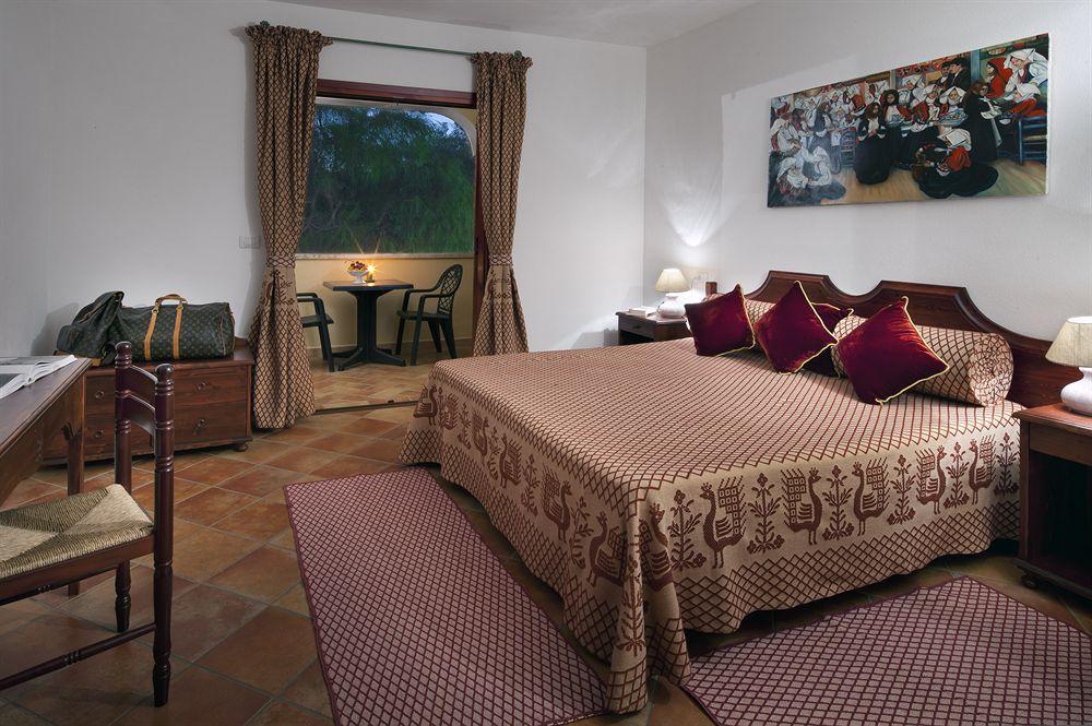 Residence Sos Alinos Cala Liberotto Bagian luar foto