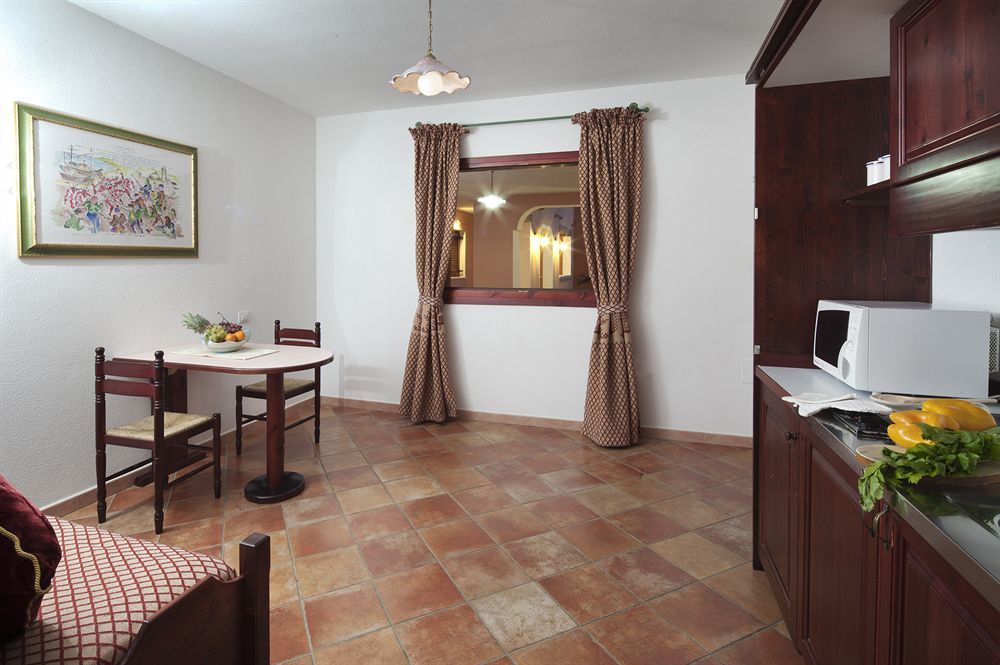 Residence Sos Alinos Cala Liberotto Bagian luar foto